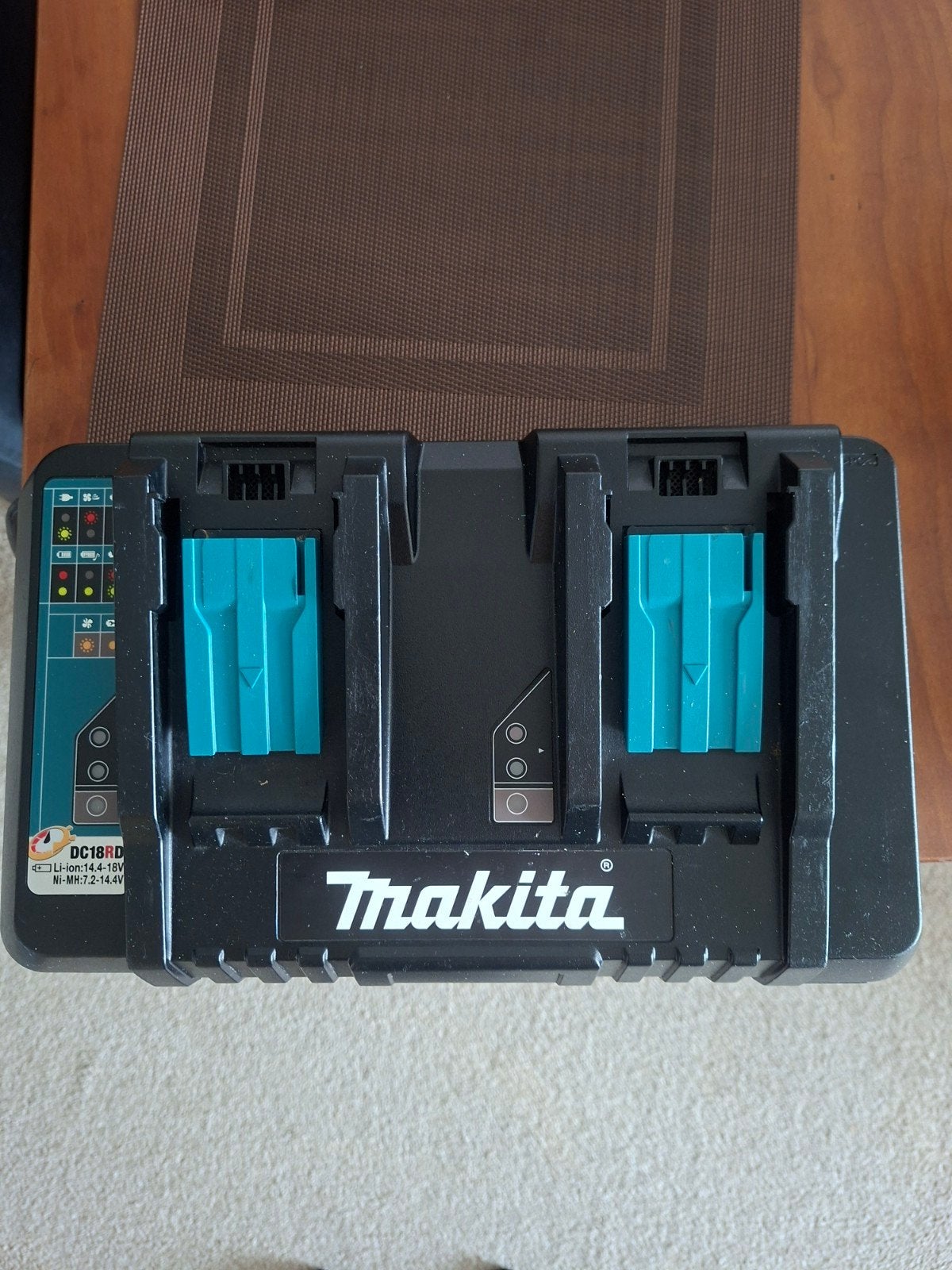 MakitaDC18RD dubbel snellader, Ophalen, Zo goed als nieuw