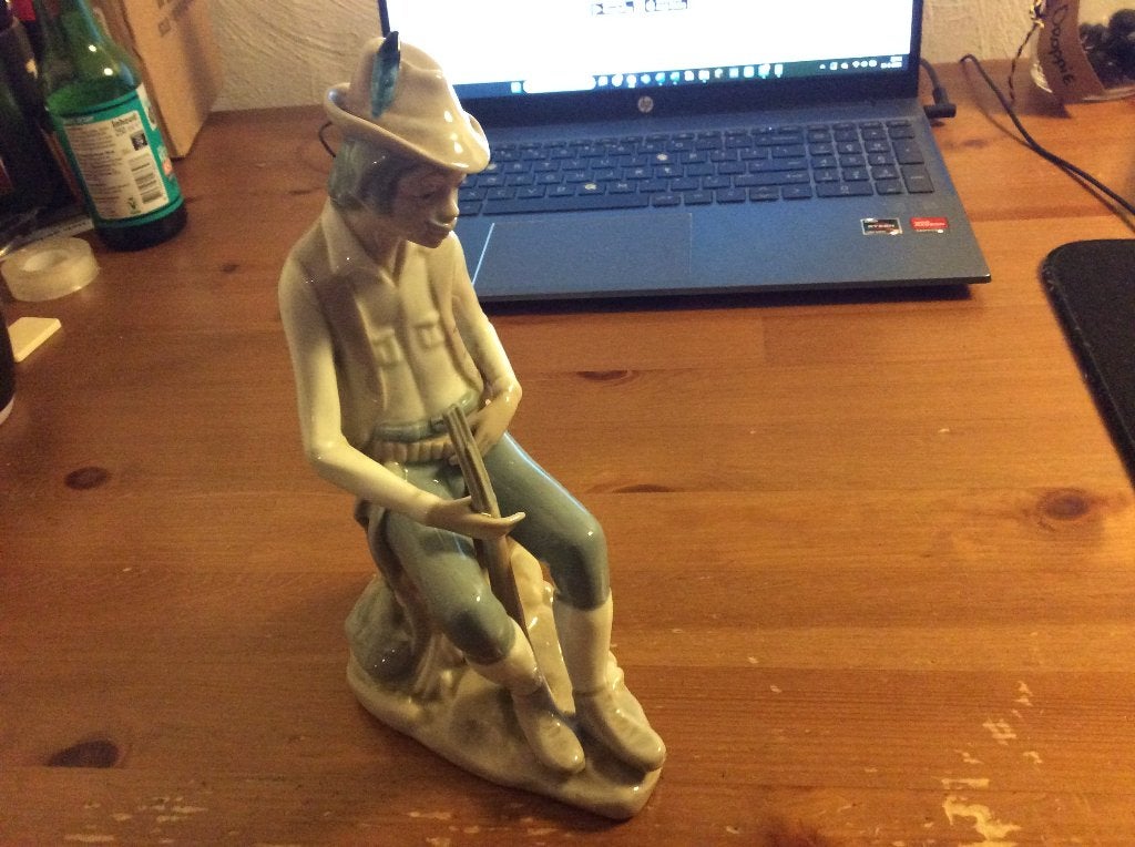 casades spanish porcelain beeldje jager. geweer gelijmd 21cm, Verzamelen, Beelden en Beeldjes, Ophalen of Verzenden, Gebruikt