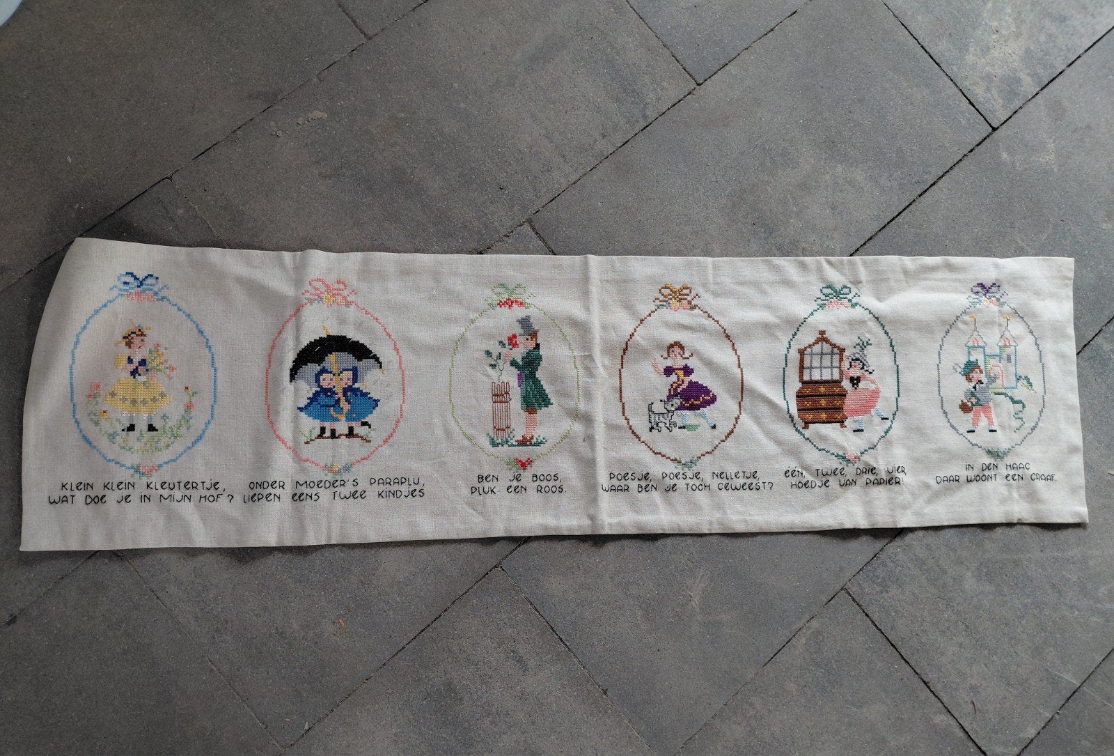 Vintage Nederlandse wandhanger met kruissteek kinderliedjes, Ophalen of Verzenden, Zo goed als nieuw, Handborduren, Overige typen