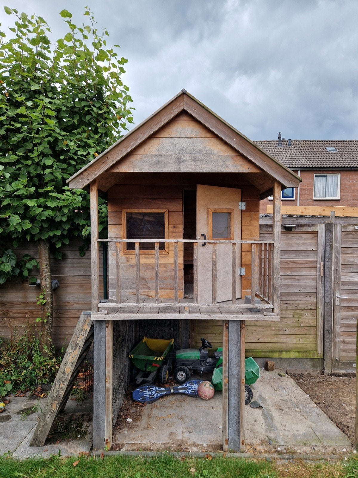 Houten speelhuisje op palen met trap, Ophalen, Gebruikt, Hout