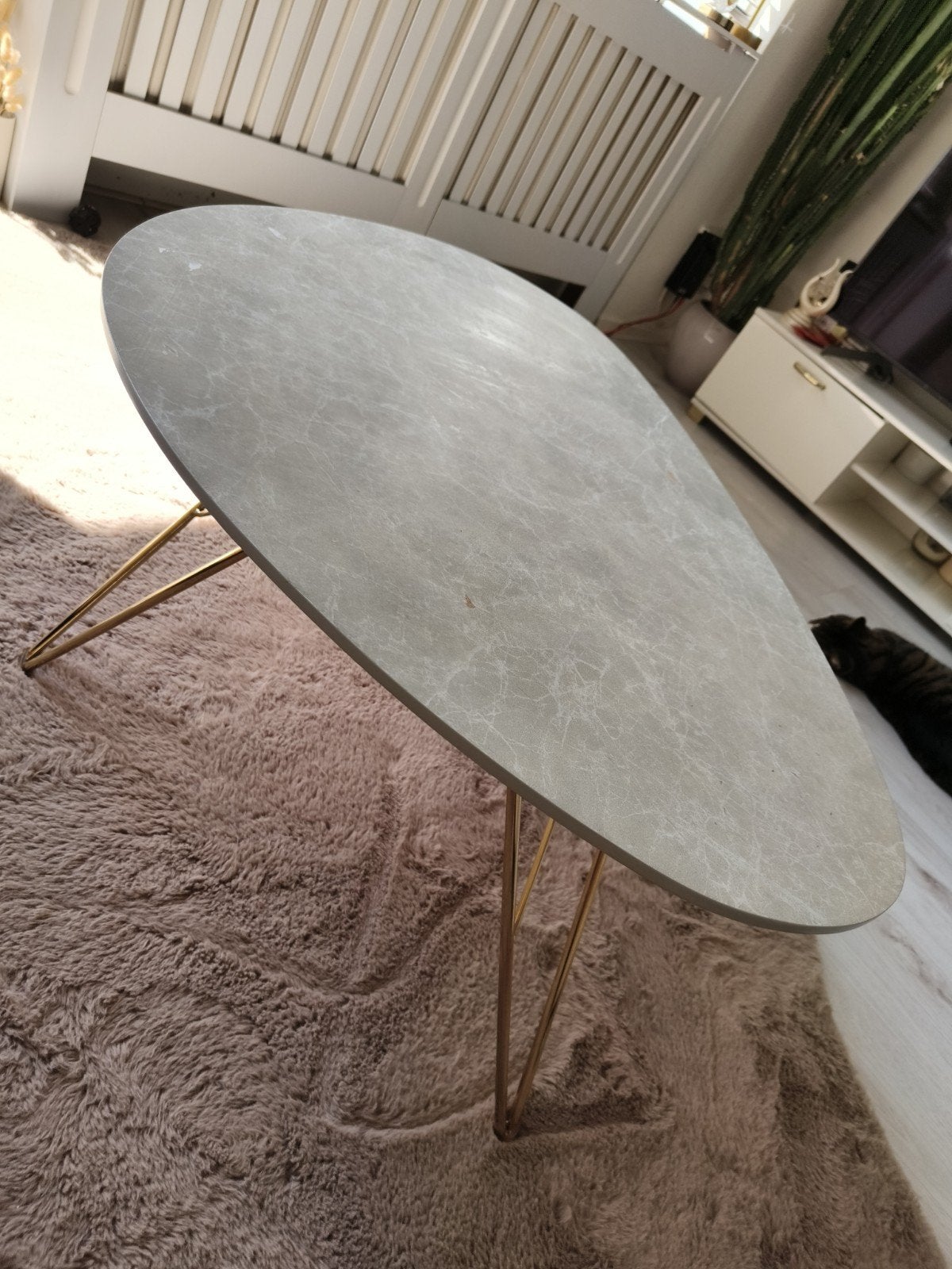Moderne salontafel met marmerlook en gouden poten, Huis en Inrichting, Tafels | Salontafels, Gebruikt, 50 tot 100 cm, Modern, Industrieel