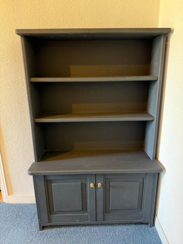 Donkergrijze boekenkast met planken en deuren, Huis en Inrichting, Kasten | Boekenkasten, Ophalen, Gebruikt, 100 tot 150 cm, 50 tot 100 cm