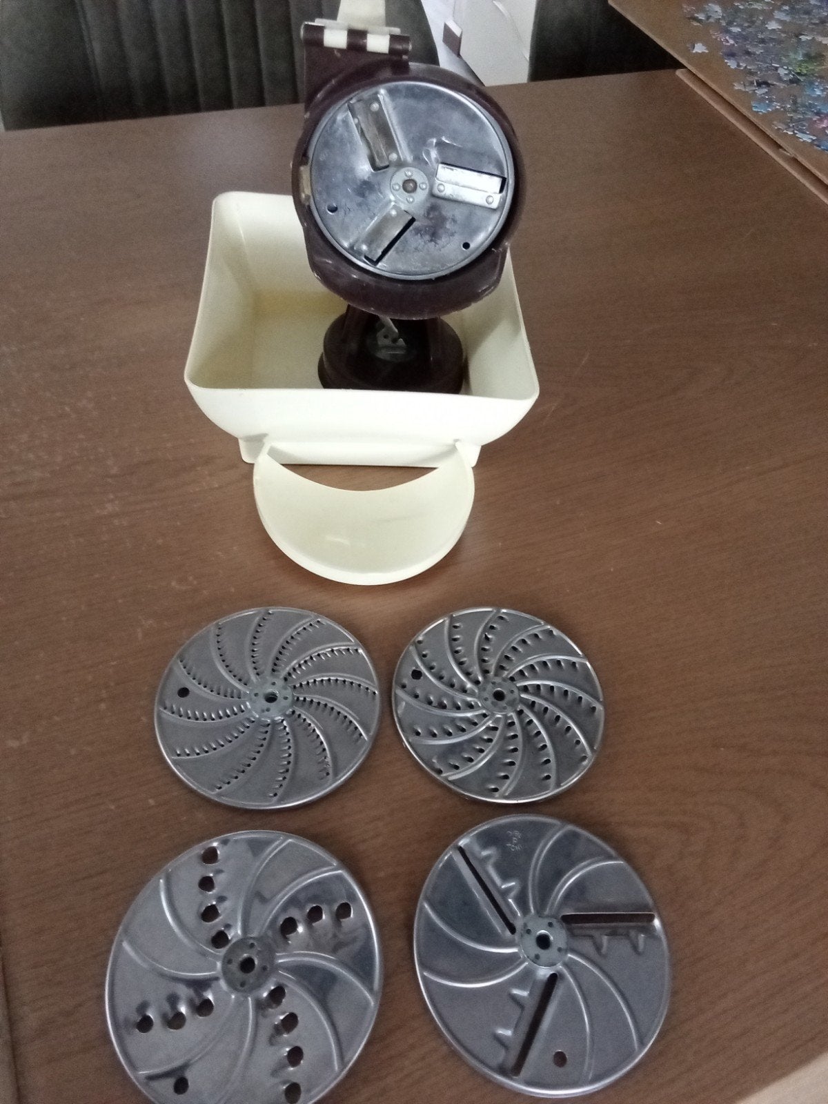 Vintage Keukenmachine met 4 Opzetstukken - Gebruikt, Gebruikt, Kunststof, Ophalen of Verzenden, Snijmachine