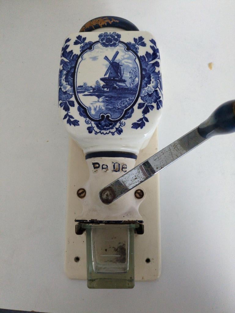 Oude Pe De koffiemolen met Delfts blauw, Ophalen, Gebruikt