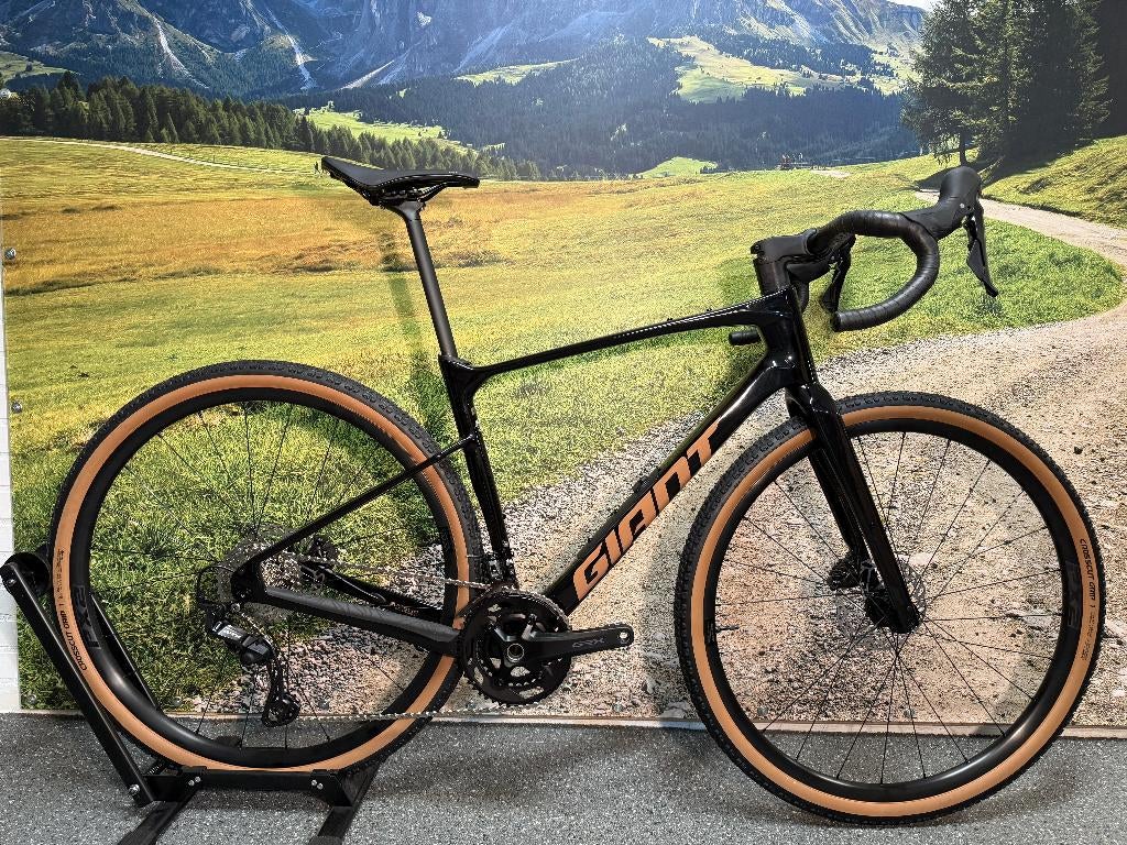 * Giant Revolt Advanced 2 M GRX 820/610 2X12 €2999,- Gravel