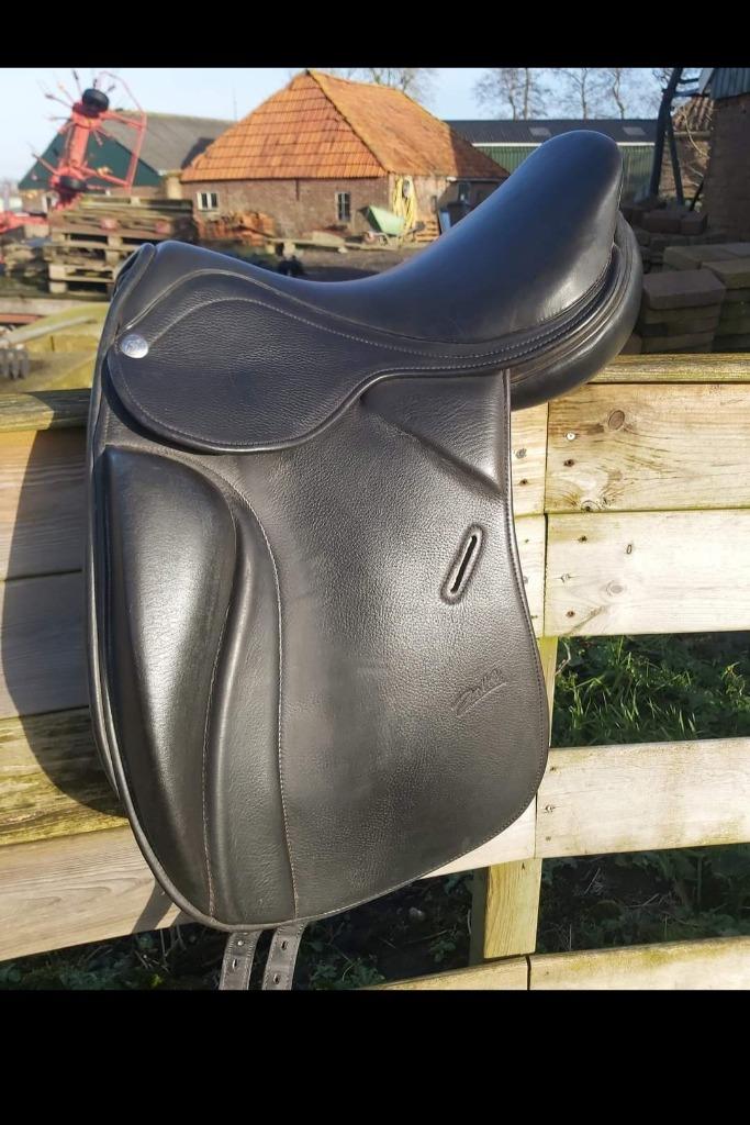 Zaldi dressuur zadel 17,5 inch, Dieren en Toebehoren, Paarden en Pony's | Zadels, Ophalen of Verzenden, Gebruikt, Dressuur