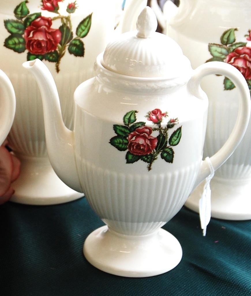 Wedgwood Moss Rose koffiepot, Ophalen of Verzenden, Zo goed als nieuw, Bord(en), Wedgwood