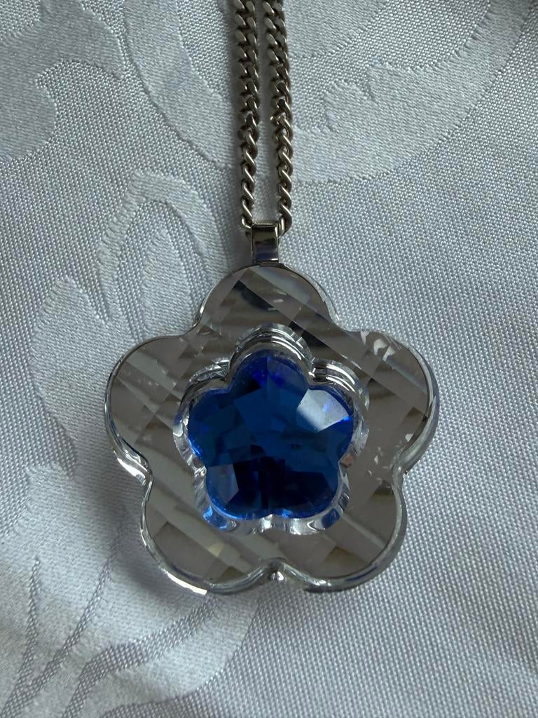 Swarovski hanger bloem met blauw hart - Erfstuk, Ophalen of Verzenden, Zo goed als nieuw, Bloem of Plant, Met strass