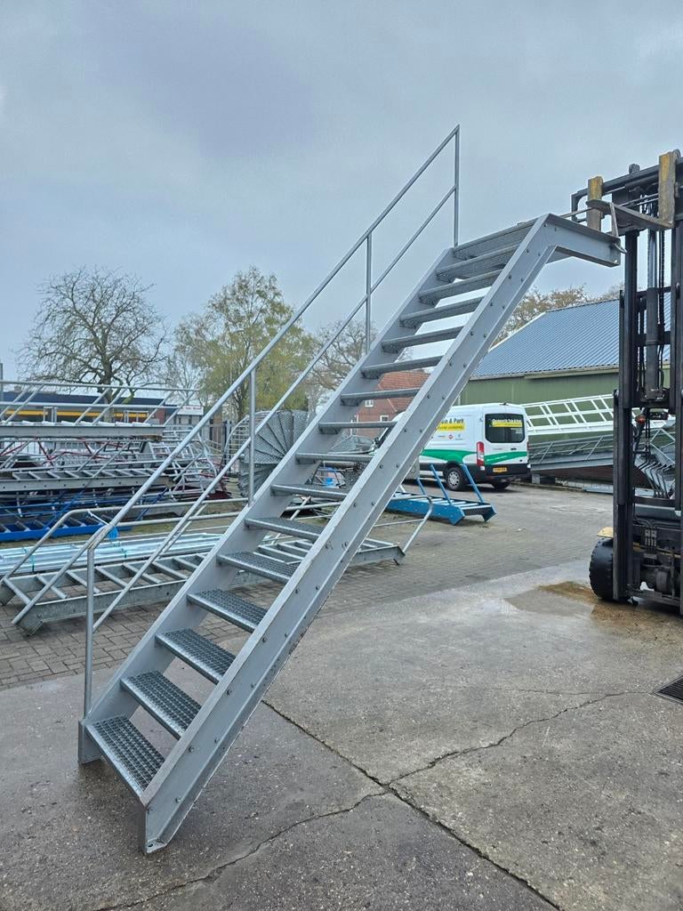 Stalen trap met bordes gegalv. Hoog 3,2 mtr. Nob176, Doe-het-zelf en Verbouw, Ladders en Trappen, Ophalen, Zo goed als nieuw, 2 tot 4 meter