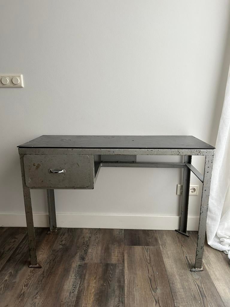 Oud stalen ijzer bureau, 50 tot 100 cm, Ophalen of Verzenden, Zo goed als nieuw, 25 tot 50 cm