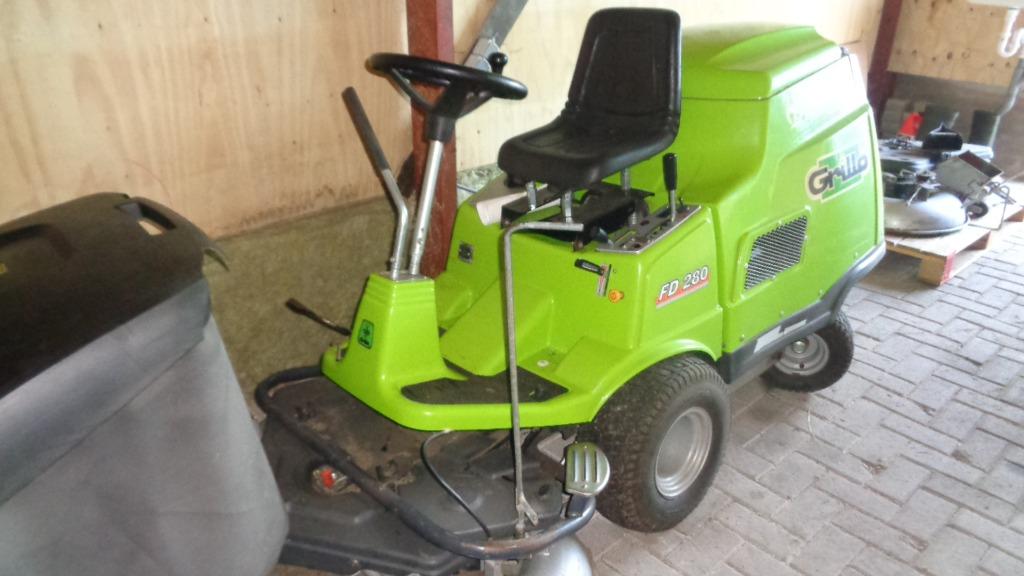 zware grillo zitmaaier  met vangbak  vangbak electrisch kiep, Tuin en Terras, Zitmaaiers, Ophalen, Grillo, Nederland, Opvangbak