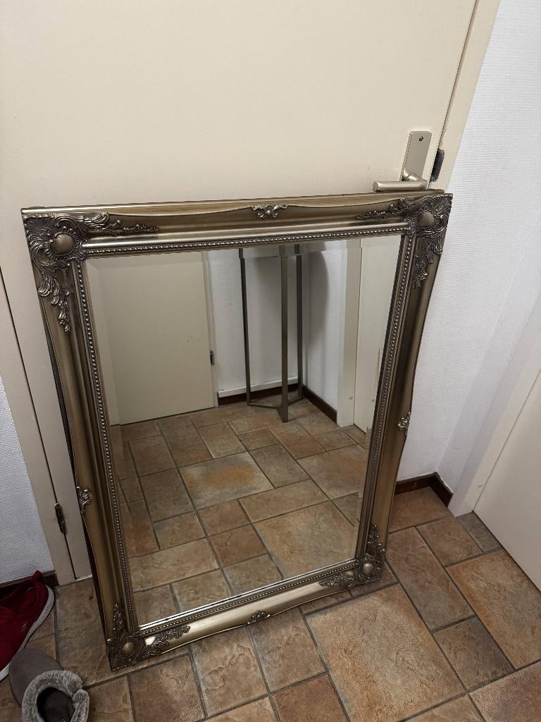 Prachtige klassieke spiegel met sierlijke lijst 132 x 76 cm, Huis en Inrichting, Woonaccessoires | Spiegels, Ophalen, 100 tot 150 cm