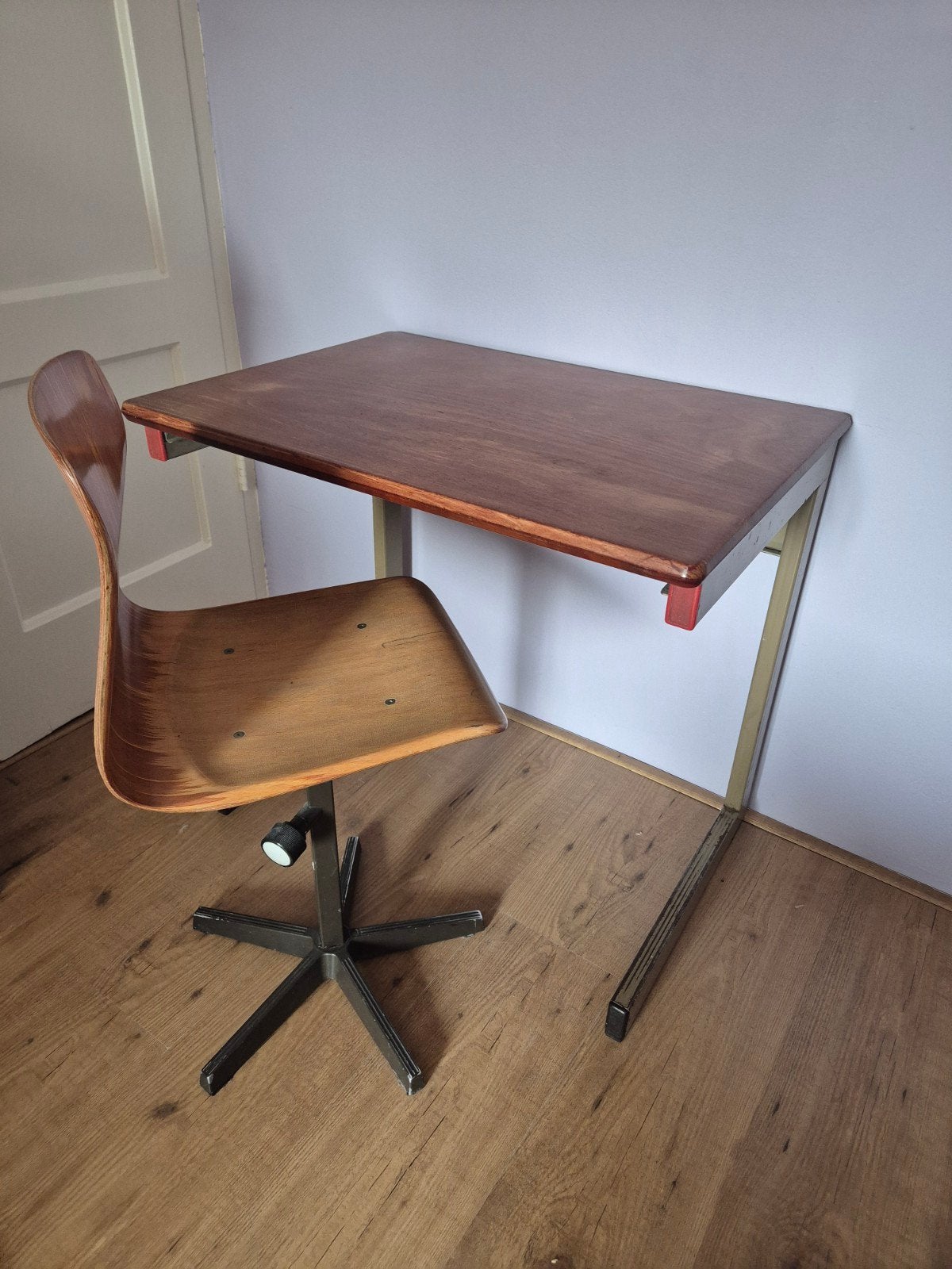 Vintage schooltafeltje met in hoogte verstelbaatbstoeltje, Huis en Inrichting, Ophalen, Overige typen, Gebruikt, Hout