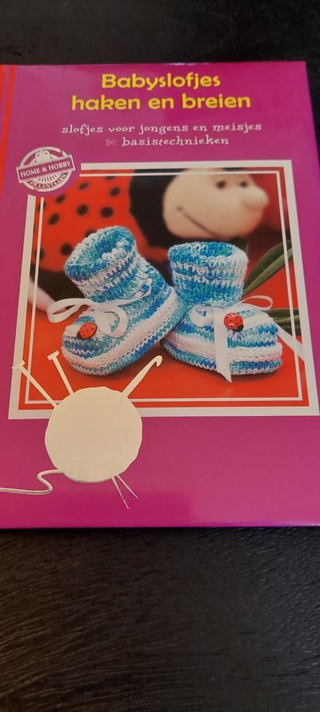 2X PATROONBOEK Baby SLOFJES HAKEN &BREIEN + CADEAUTJES HAKEN, Ophalen of Verzenden, Gebruikt, Breien of Haken, Patroon of Boek