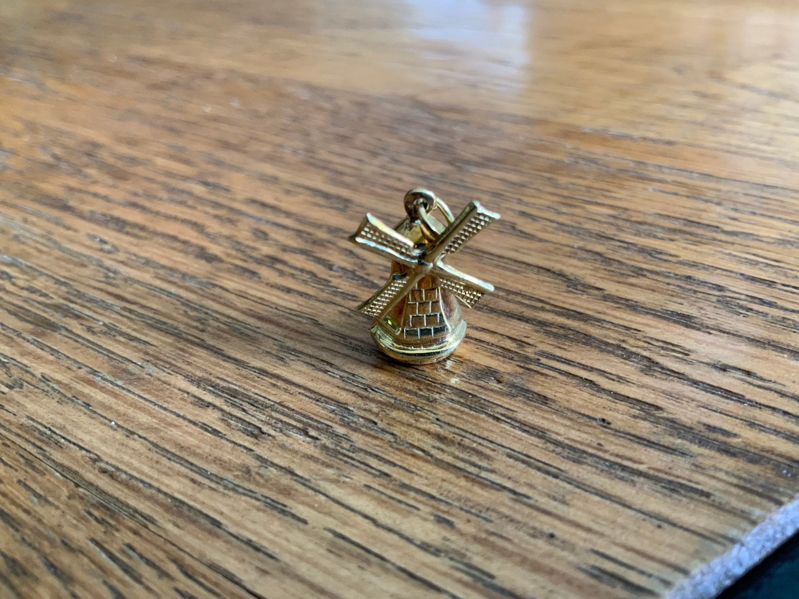 Gouden bedel of hanger hollandse molen. Gewicht is 1,6 gram., Ophalen of Verzenden, Nieuw, Goud