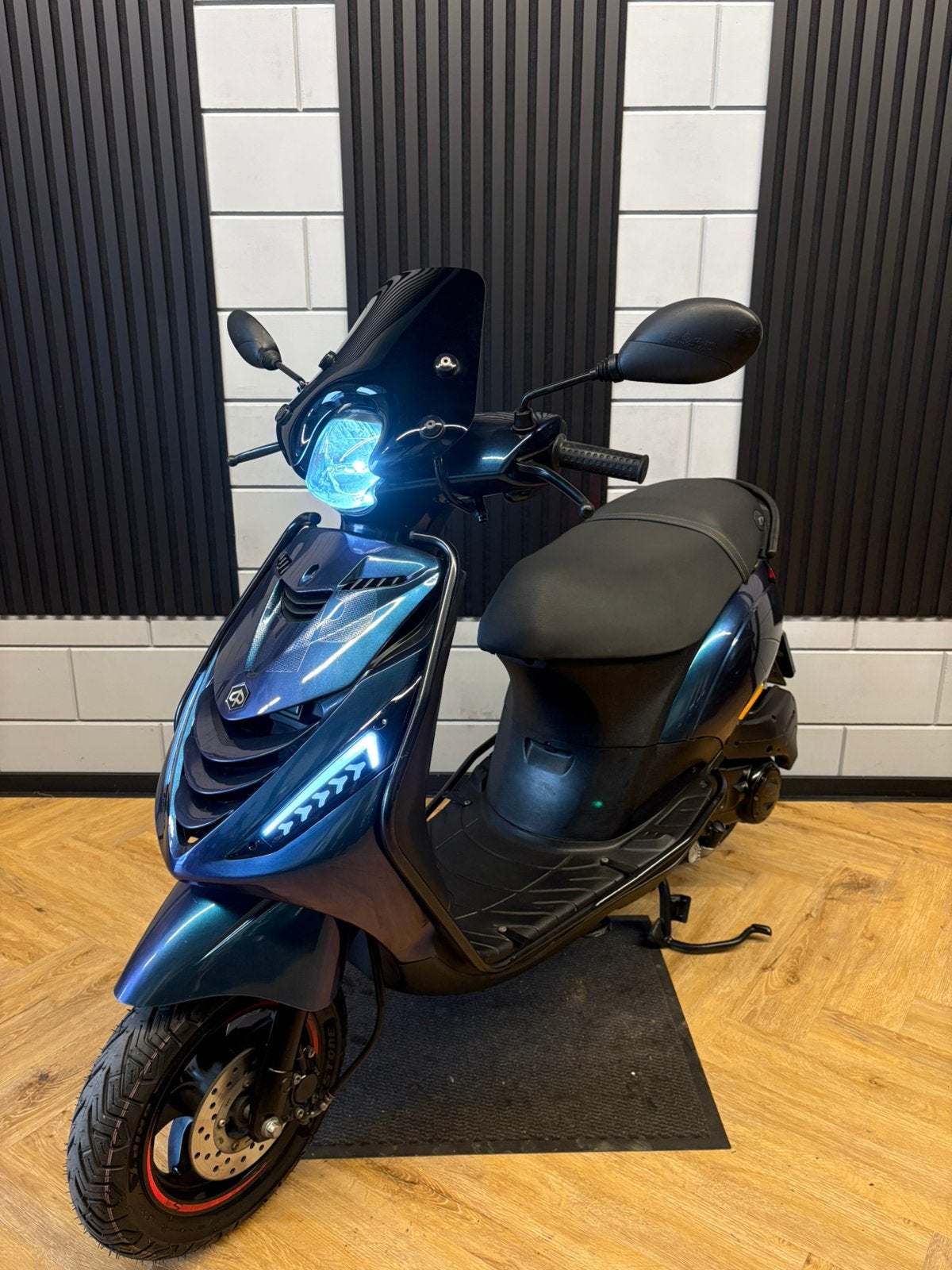 PIAGGIO ZIP 4T 3V BROM 2020 FULL OPTION GLANS CAMELEON, Ophalen, Maximaal 45 km/u, Zip, Zo goed als nieuw