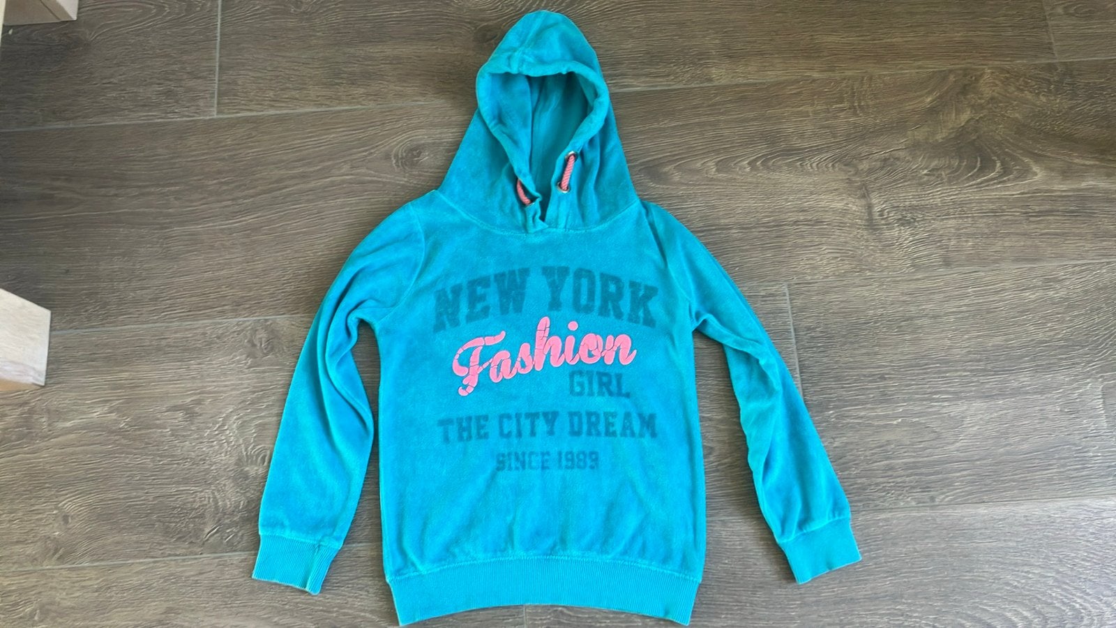 Blauwe hoodie met 'New York Fashion Girl' opdruk 128, Ophalen of Verzenden, Gebruikt, Meisje, Trui of Vest