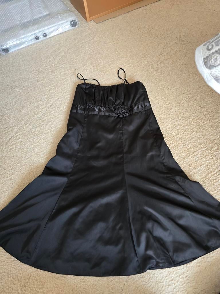 Nieuwe jurk met bolero te koop, Ophalen of Verzenden, Nieuw, Zwart, Onder de knie