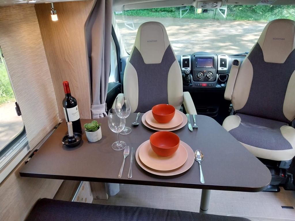 Luxe Bürstner Nexxo Van T 569 met een lengte van 59, Caravans en Kamperen, Campers, Niet ingevuld, Ringverwarming, Treinzit, Bedrijf