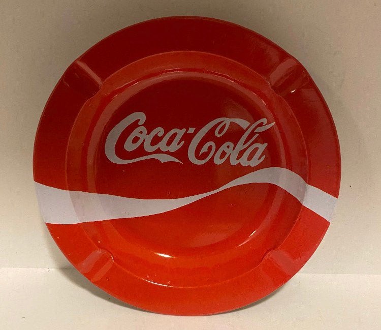 Asbak van blik van Coca-cola. Doorsnede 13 cm., Ophalen of Verzenden, Zo goed als nieuw, Gebruiksvoorwerp