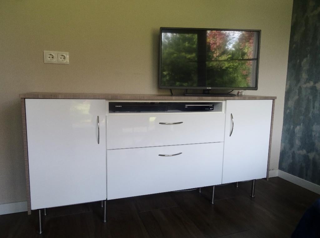 Modern Dressoir IKEA RINGHULT in hoogglans wit, Huis en Inrichting, Ophalen, Met deur(en), 150 tot 200 cm, Zo goed als nieuw
