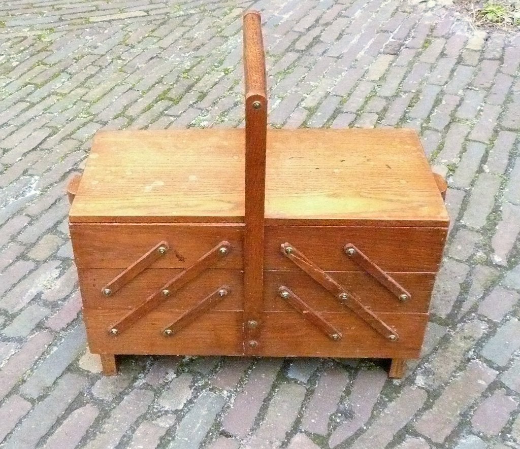 Oude houten vintage naaibox, Ophalen, Gebruikt, Overige typen