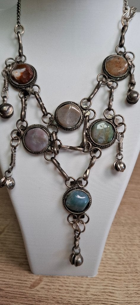 Bohemien ketting natuurstenen en zilverkleurig vintage, Ophalen, Overige materialen, Gebruikt, Onbekend