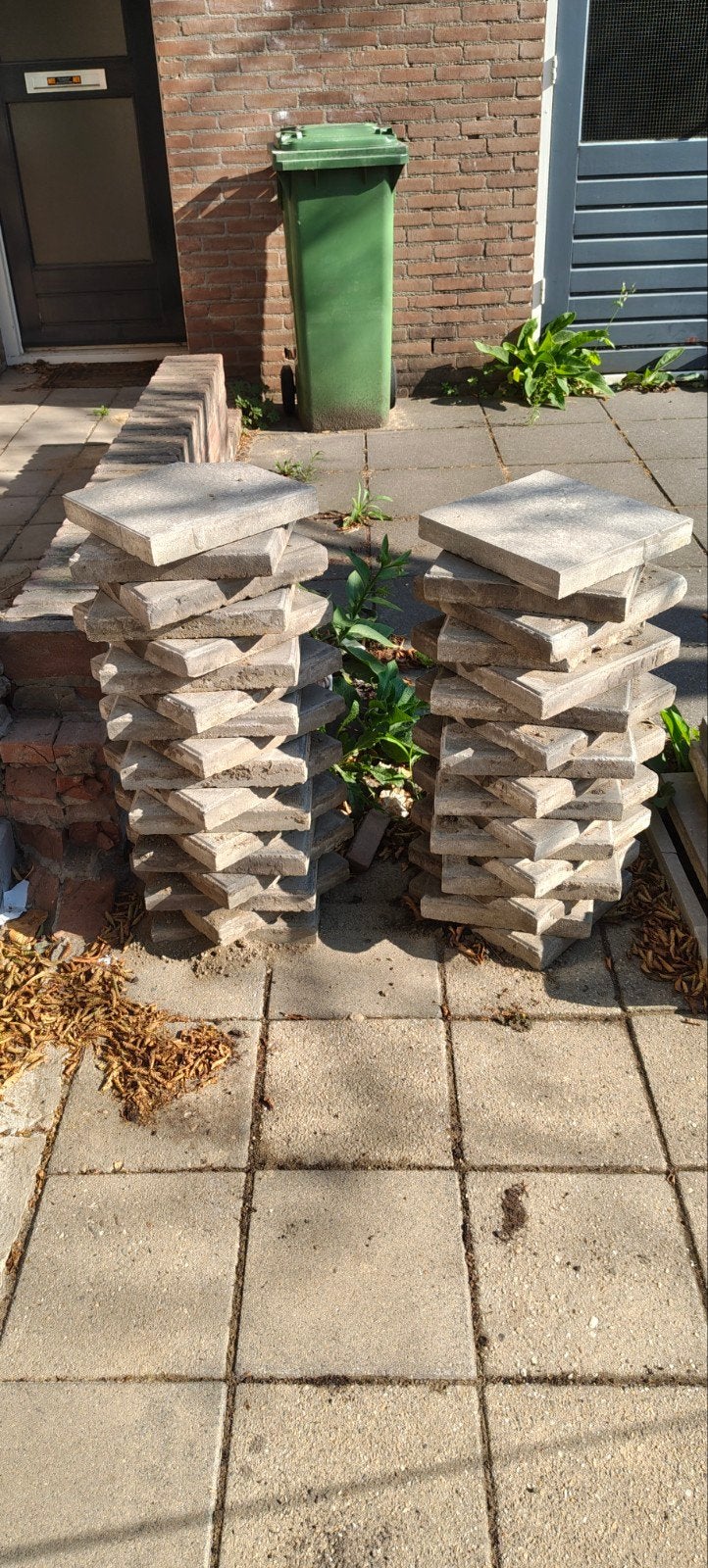 35 gebruikte betontegels 30x30 cm - gratis af te halen, Doe-het-zelf en Verbouw, Tegels, Gebruikt, Vloertegels, Hardsteen, 20 tot 40 cm