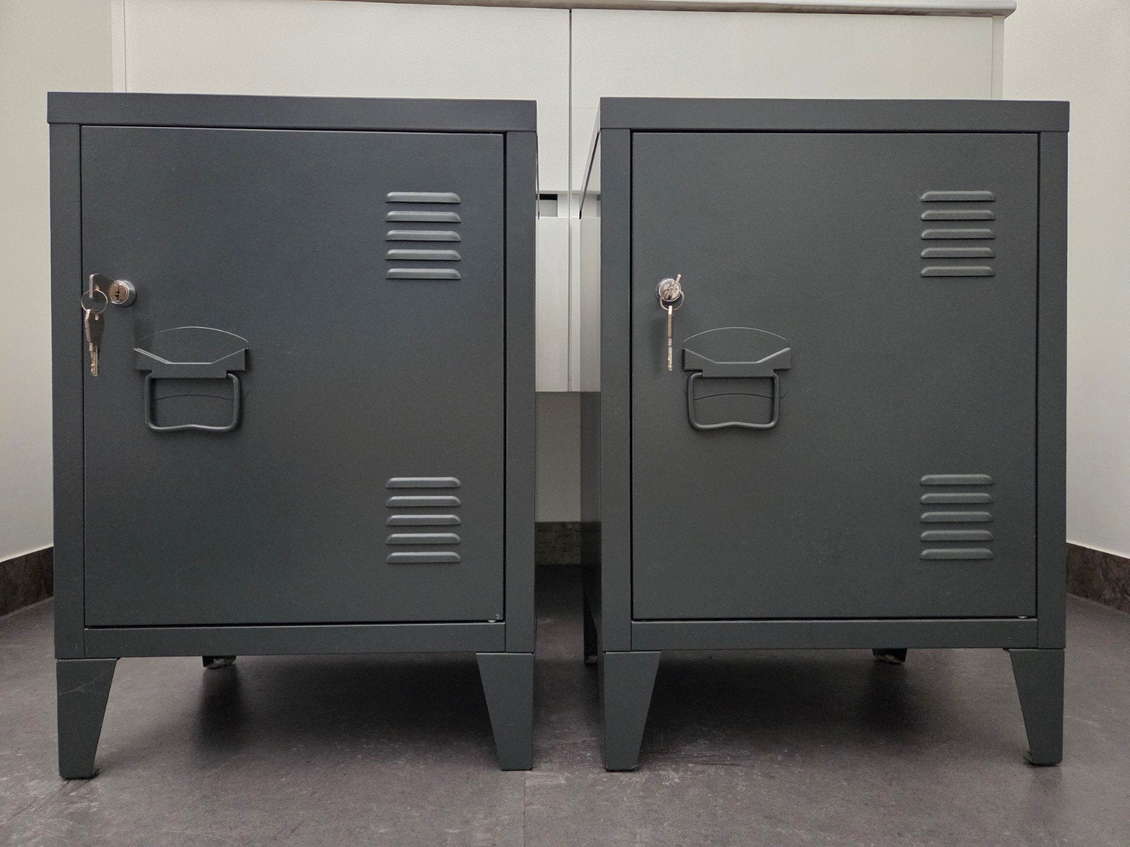 Set van 2 industriële nachtkastjes/lockers, donkergrijs, Ophalen, Zo goed als nieuw, Industrieel