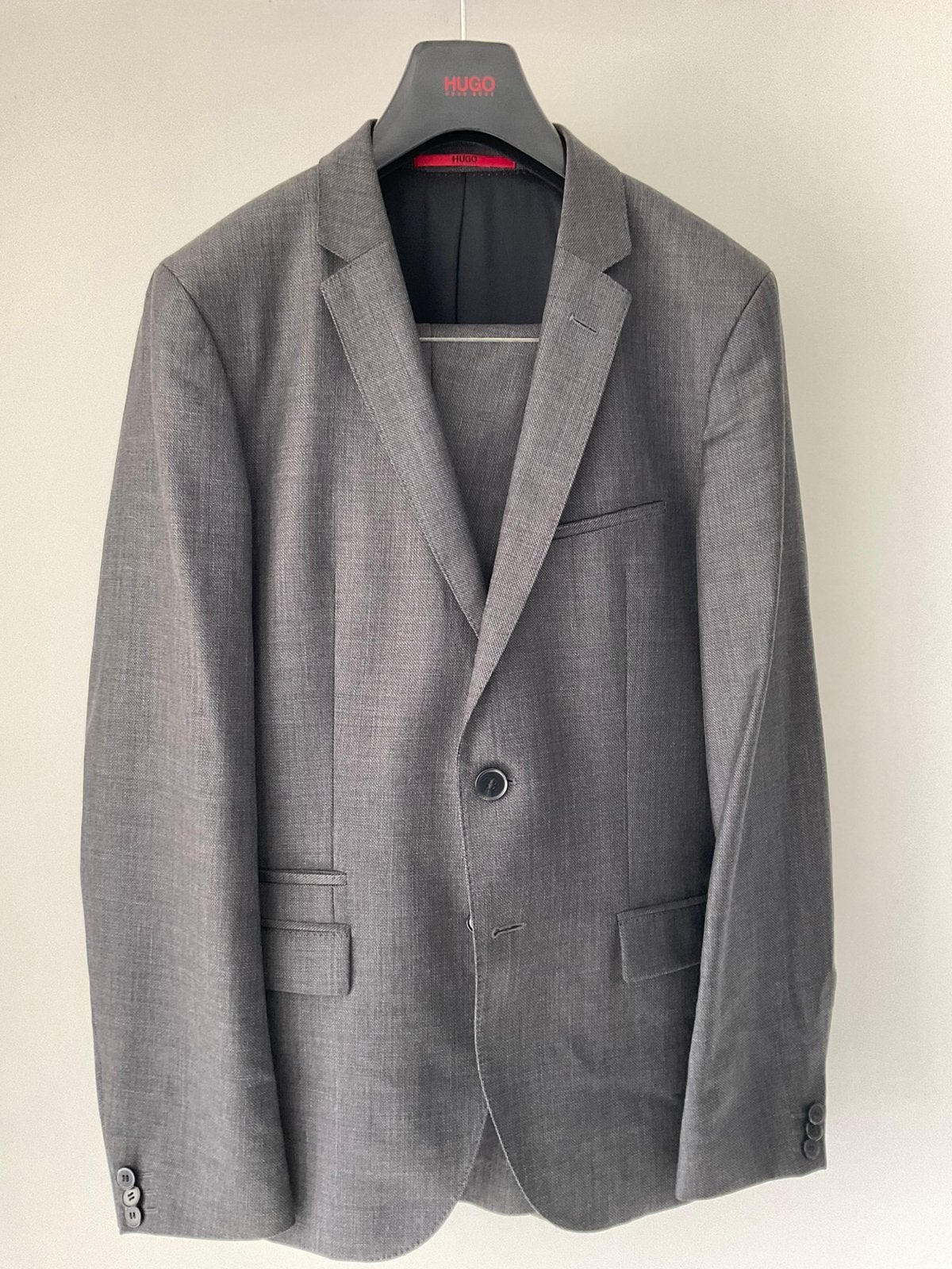 Modern HUGO Boss 2-delig kostuum, grijs, wol, mt 46, met tas, Kleding | Heren, Kostuums en Colberts, Ophalen of Verzenden, Zo goed als nieuw