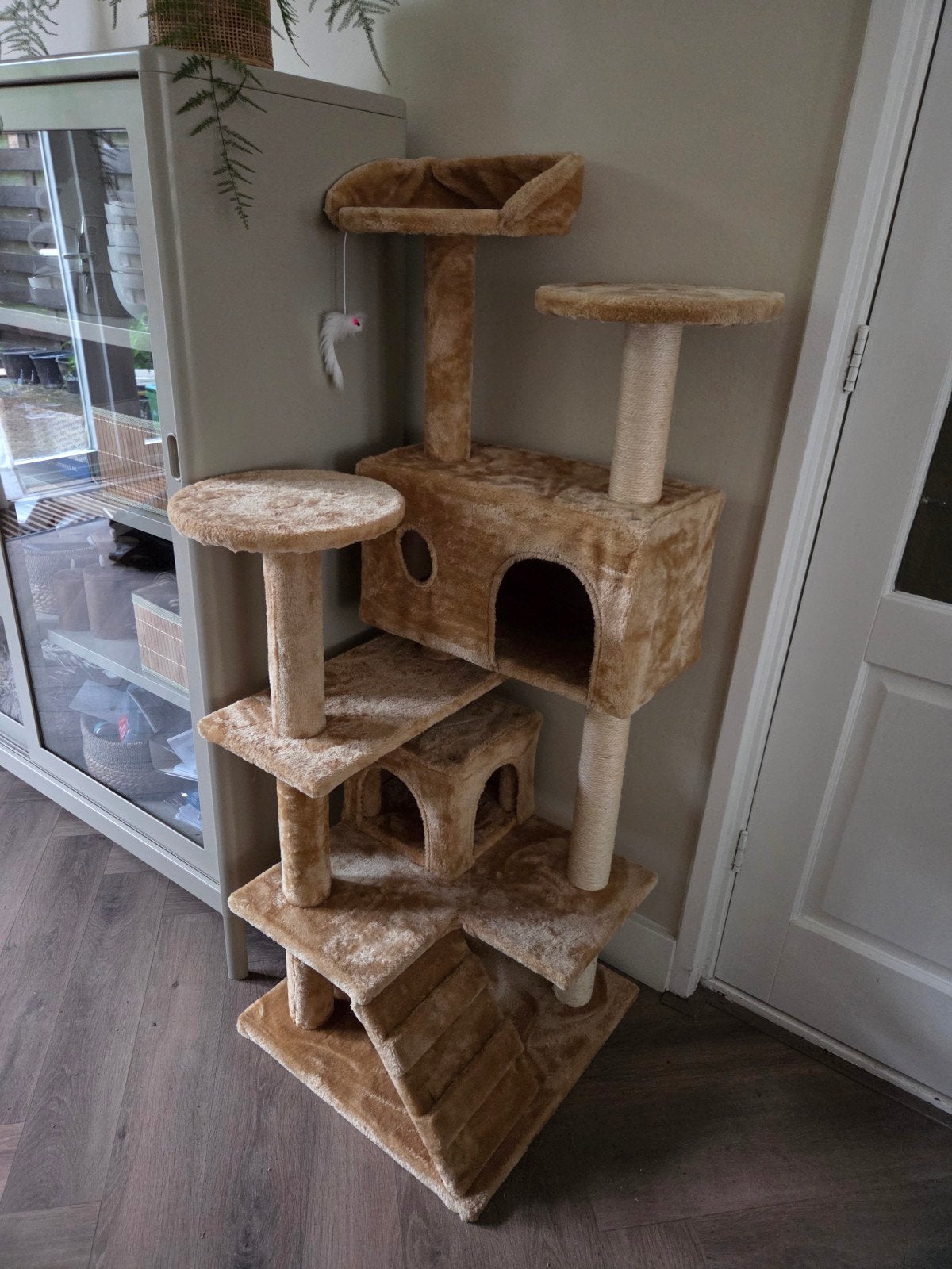 Katten huisje/ krabpaal in beige (nieuwprijs €69,99), Dieren en Toebehoren, Ophalen, Zo goed als nieuw