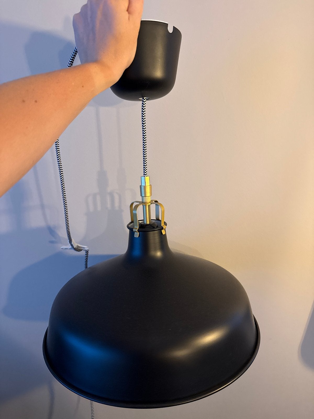 IKEA lamp RANARP - Zwarte hanglamp met gouden accenten, Ophalen of Verzenden, Zo goed als nieuw, Metaal, E27 (groot)