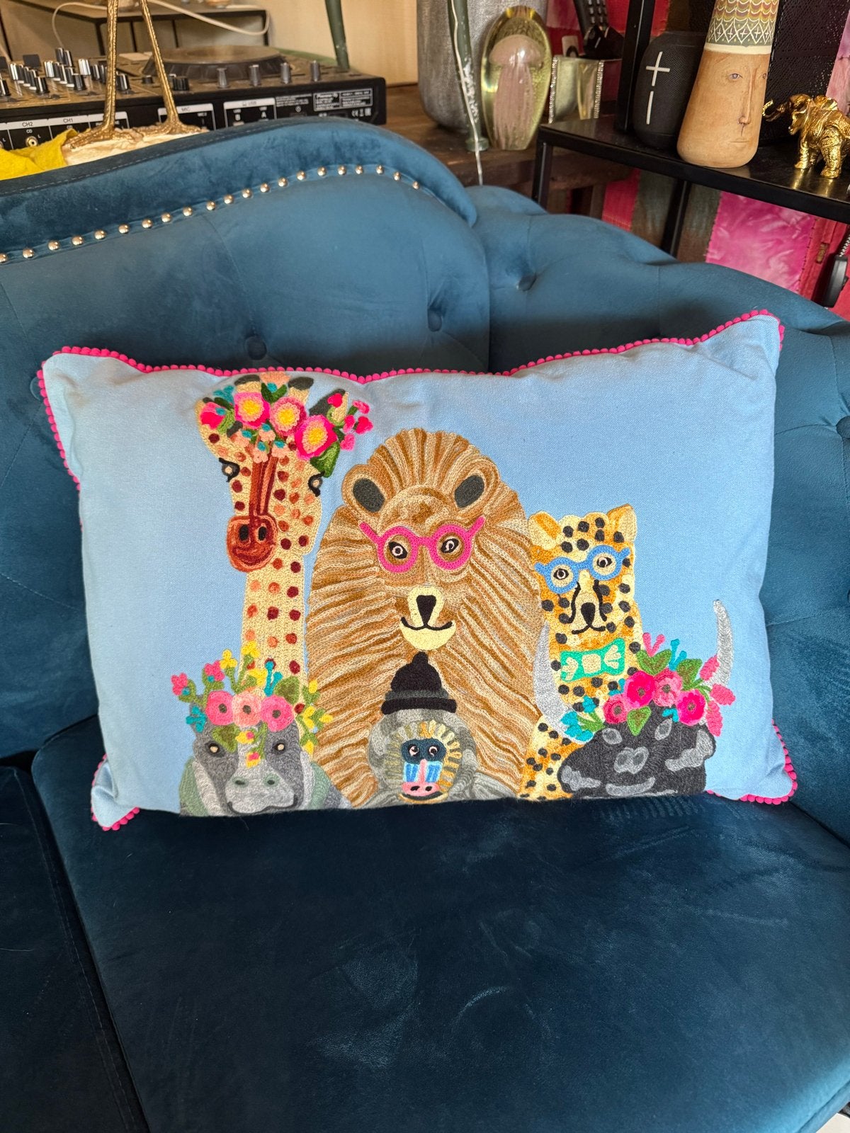 Vivi Safari Dieren Geborduurd Kussen met Pom-Poms, Huis en Inrichting, Overige merken, Meerkleurig, Met print, Nieuw