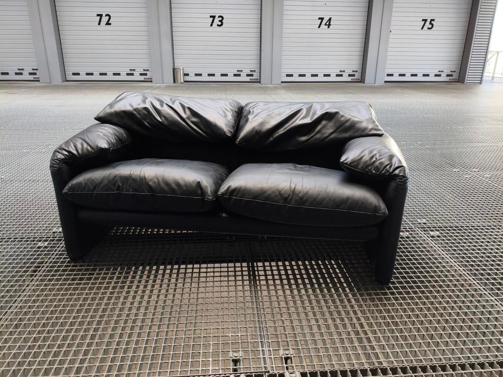 Cassina Maralunga 2-zits bank in zwart leer, Huis en Inrichting, Banken | Bankstellen, Gebruikt, 150 tot 200 cm, Design, Modern Klassiek