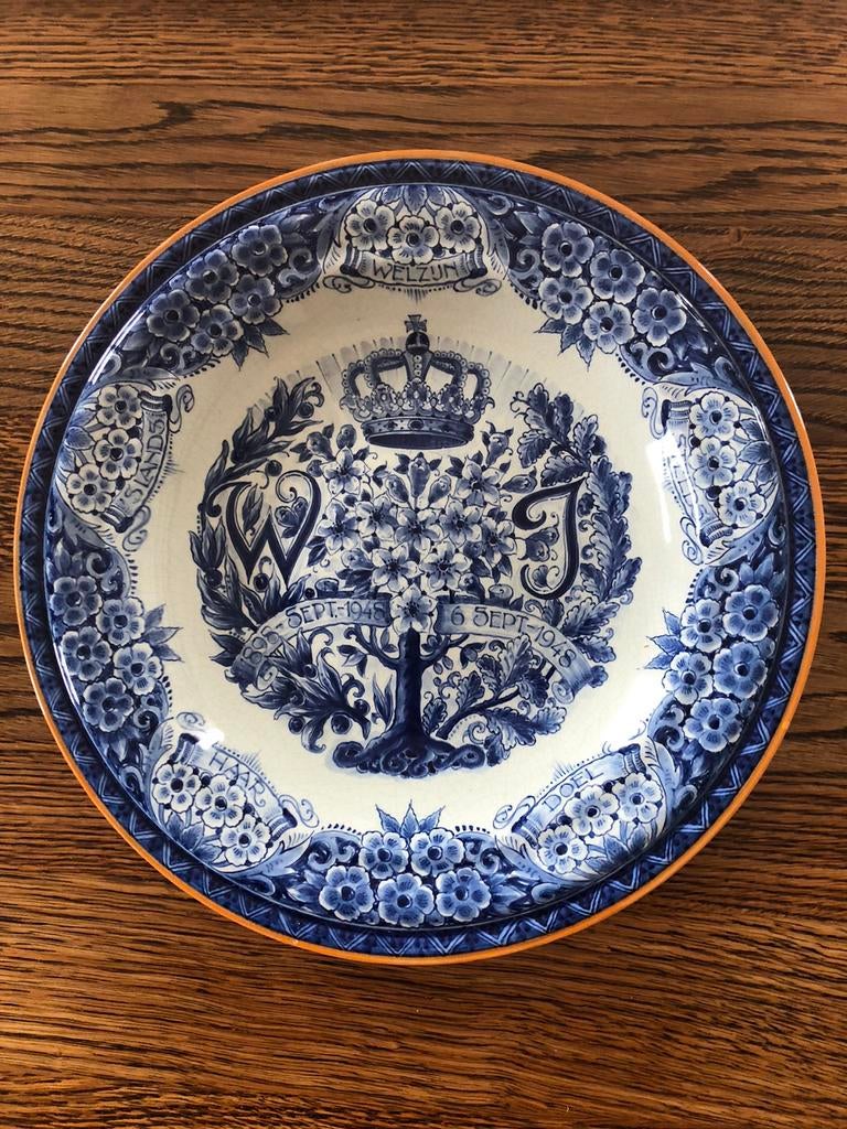 Schotel Porceleyne Fles tgv troonswisseling W - Juliana, Ophalen of Verzenden, Zo goed als nieuw, Servies