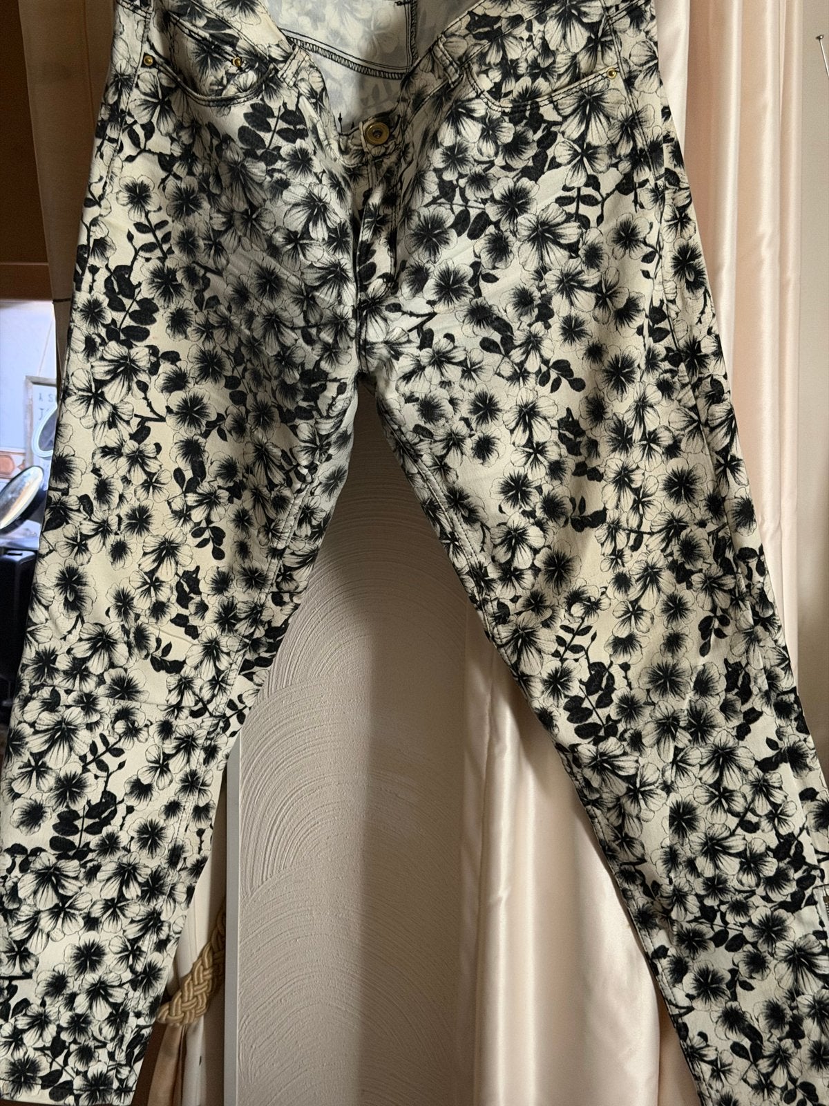 H&M Zwart-witte bloemenprint broek met ritsjes, Zwart, Maat 42/44 (L), Ophalen of Verzenden, Zo goed als nieuw