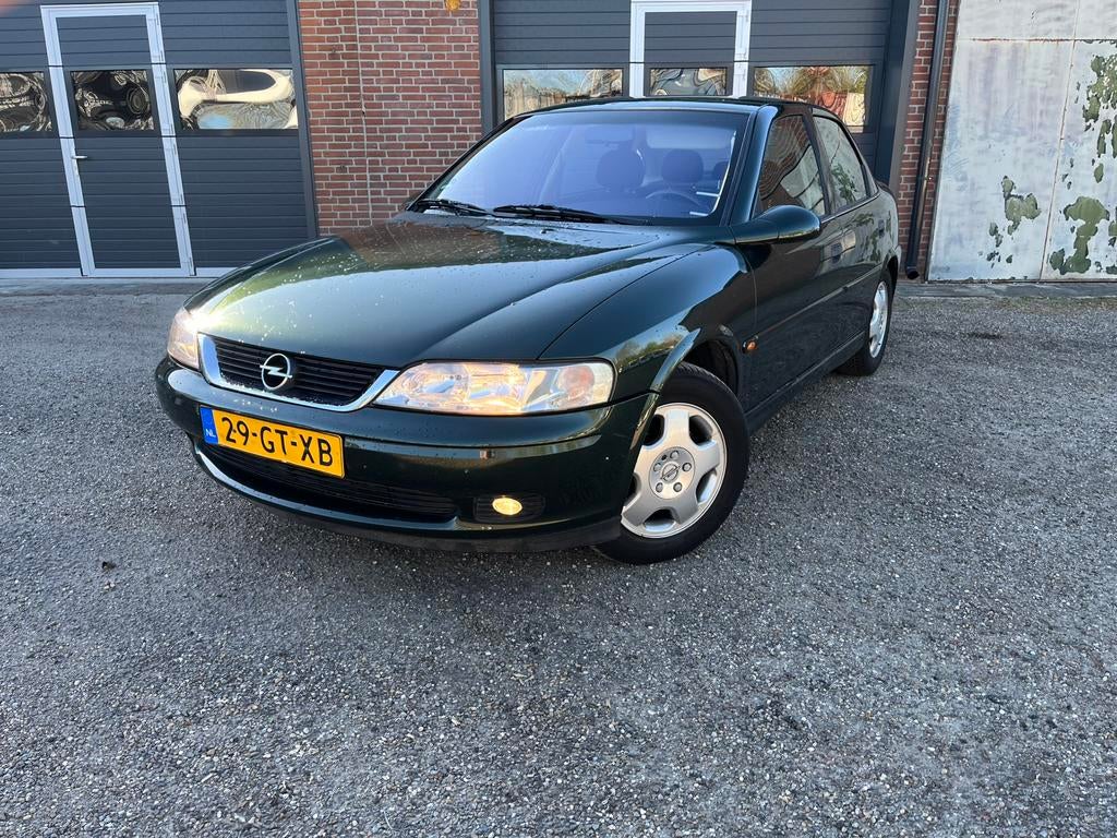 Opel Vectra 1.6 16v automaat/nw distributie/apk/ohboekje, Auto's, Opel, Stof, Zwart, 4 cilinders, Vectra