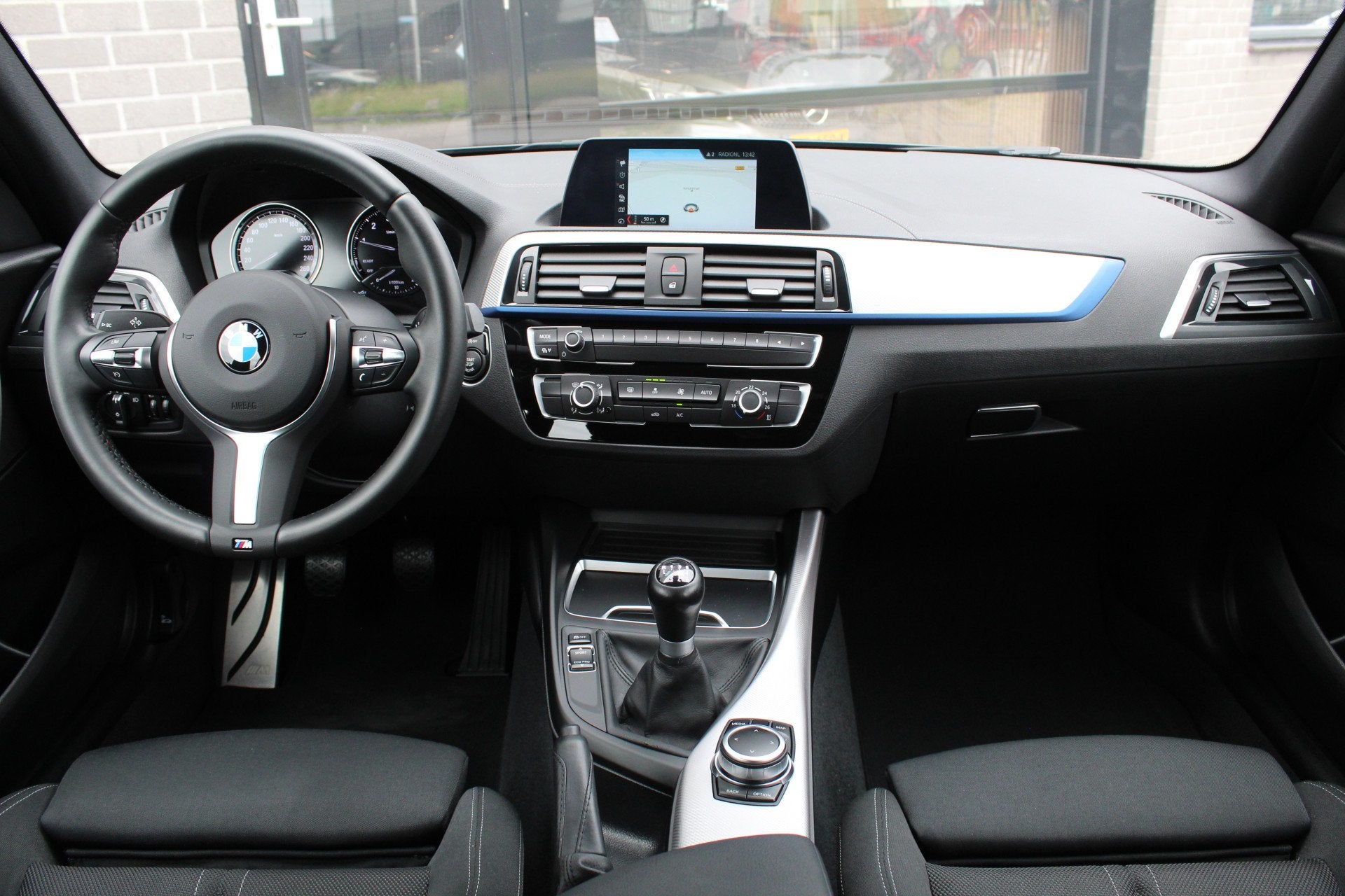 BMW 1-serie 118i Edition M Sport Shadow High Executive / Nav, Auto's, BMW, 1-Serie, Dealer onderhouden, Met garantie (alle), Zwart