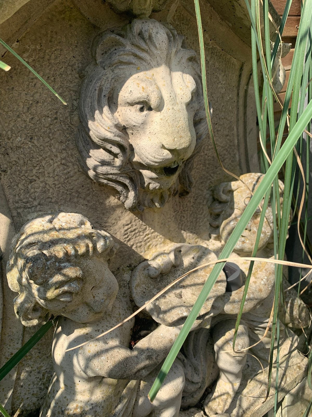 Antieke stenen fontein met leeuwenkop en cherubijnen, Ophalen, Gebruikt, Graniet, Fontein