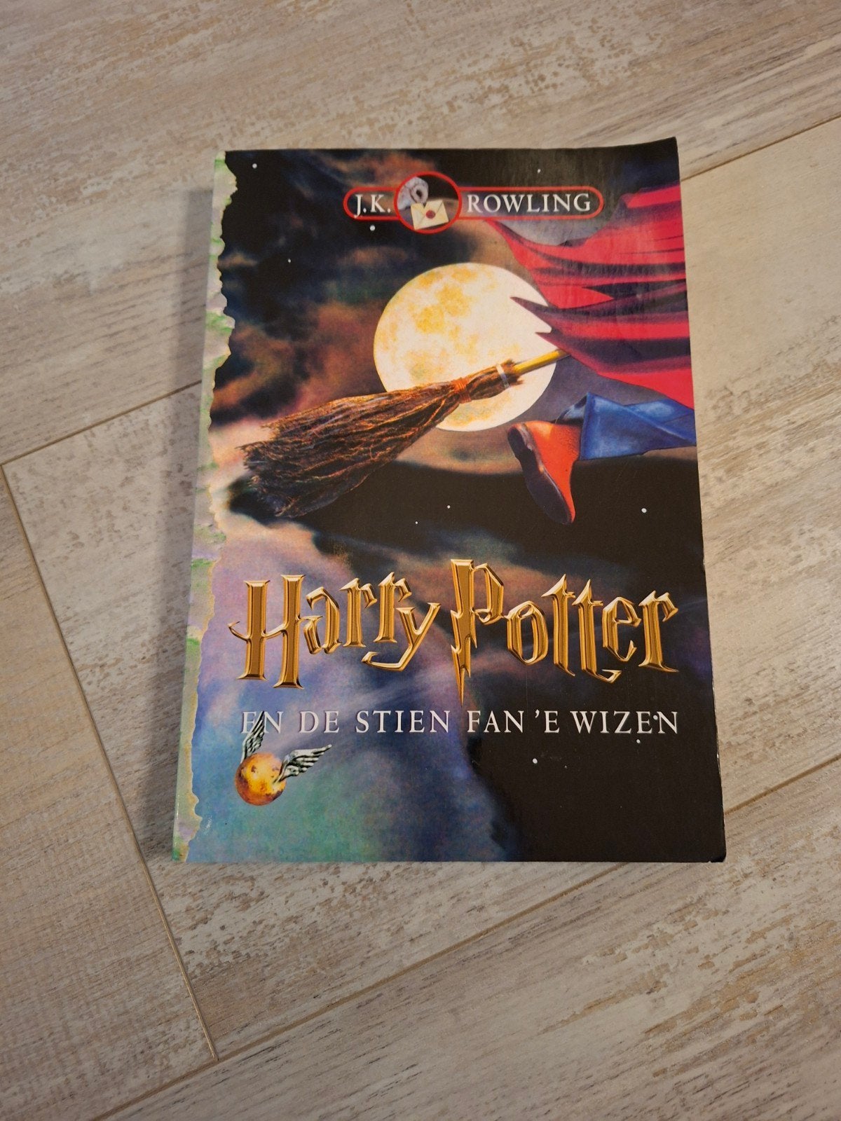 J.K. Rowling - Harry Potter en de stien fan e wizen, Ophalen of Verzenden, Zo goed als nieuw, J.K. Rowling