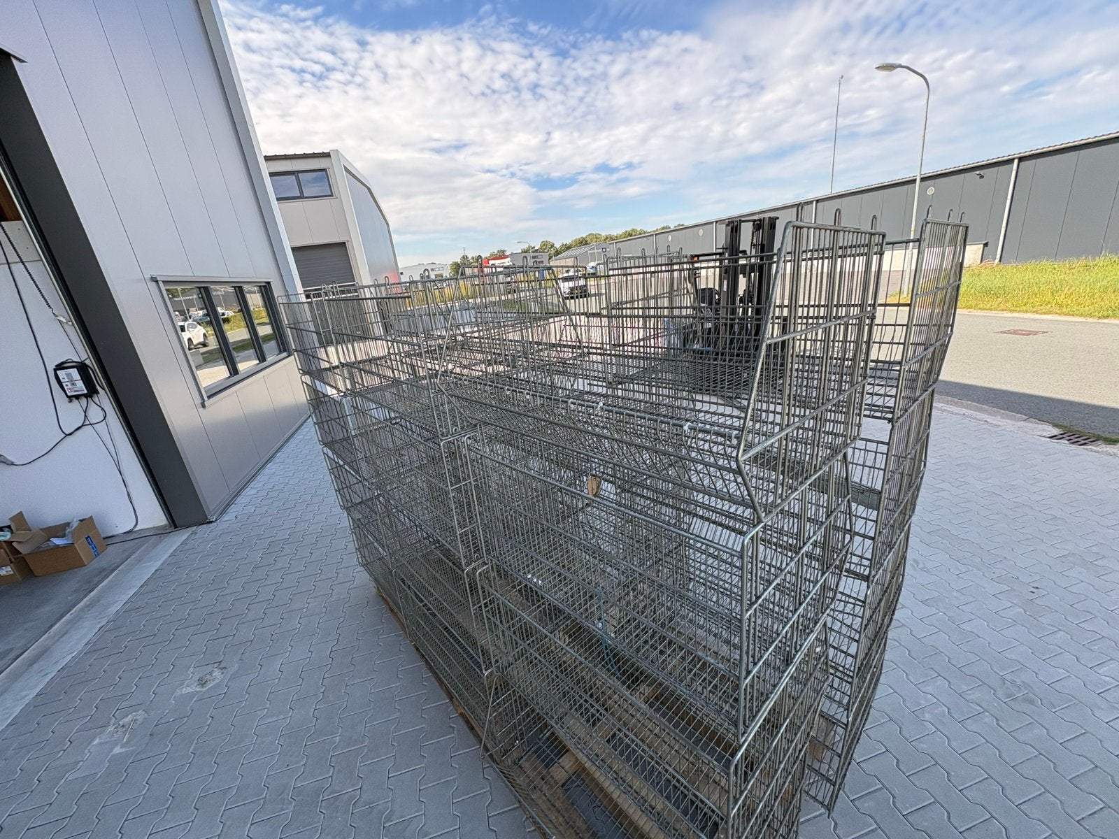 Ongeveer 85 metalen bakken te koop, Ophalen of Verzenden