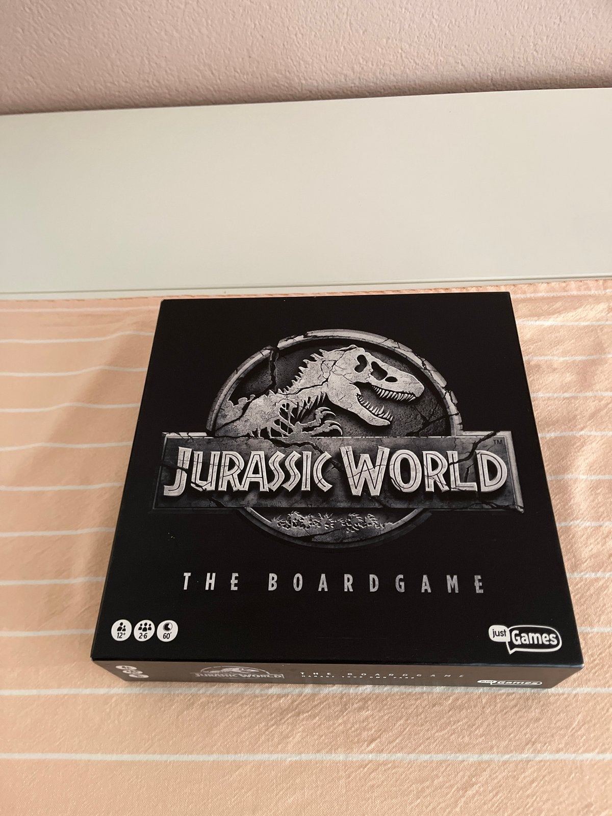 Jurassic World: The Board Game - Beheer je eigen park!, Drie of vier spelers, Ophalen of Verzenden, Zo goed als nieuw