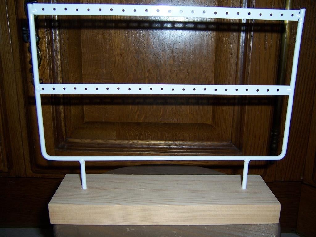 Oorbellen display op houten voet in wit of zwart, Ophalen of Verzenden, Nieuw, Wit, Overige materialen