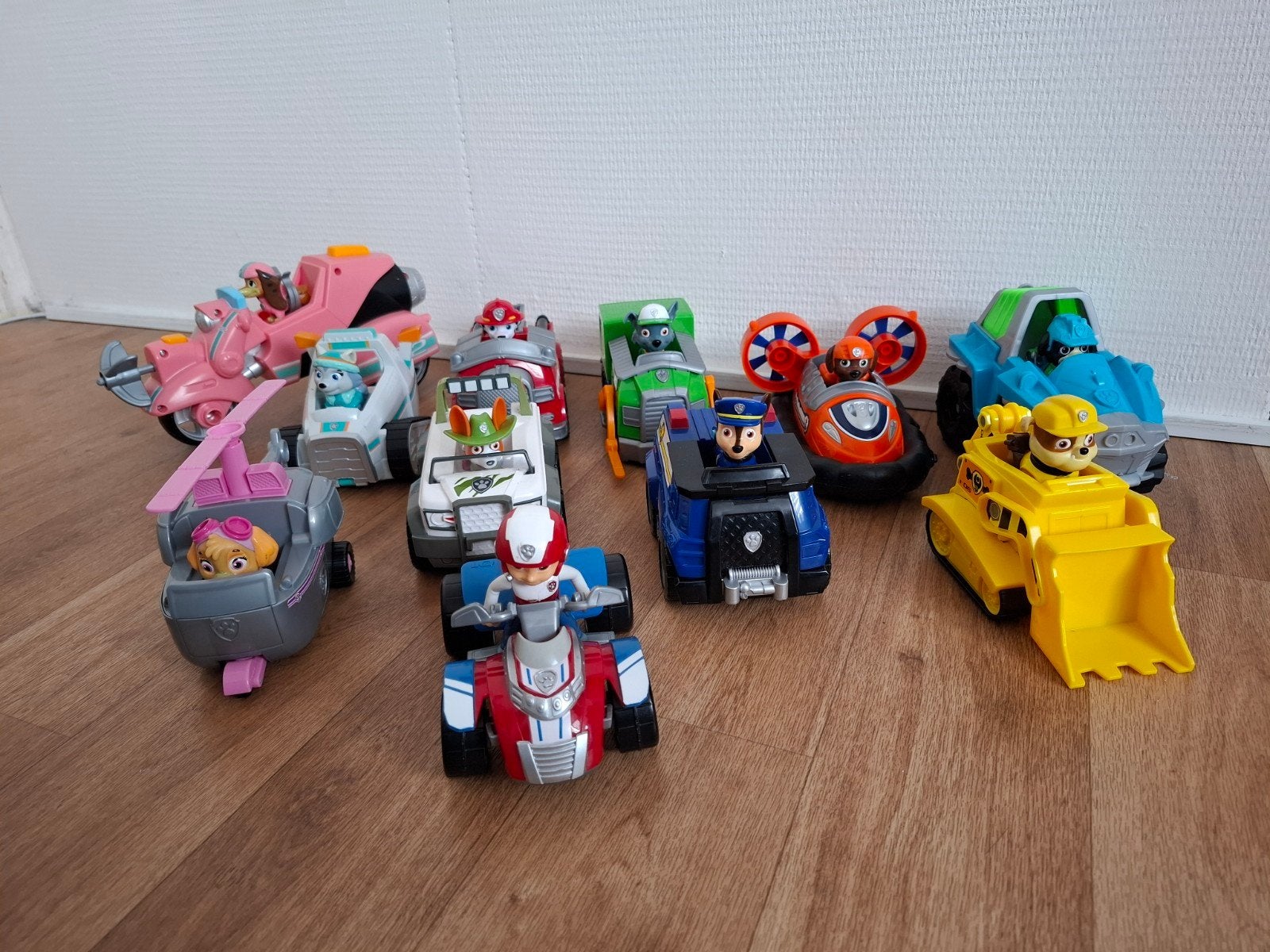 Complete set paw patrol voertuigen met poppetjes, Kinderen en Baby's, Speelgoed | Speelgoedvoertuigen, Ophalen, Zo goed als nieuw