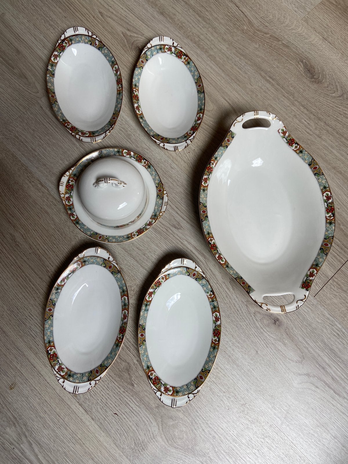 Broodschaal Botervloot en 4 vleesschaaltjes gouden rand, Ophalen