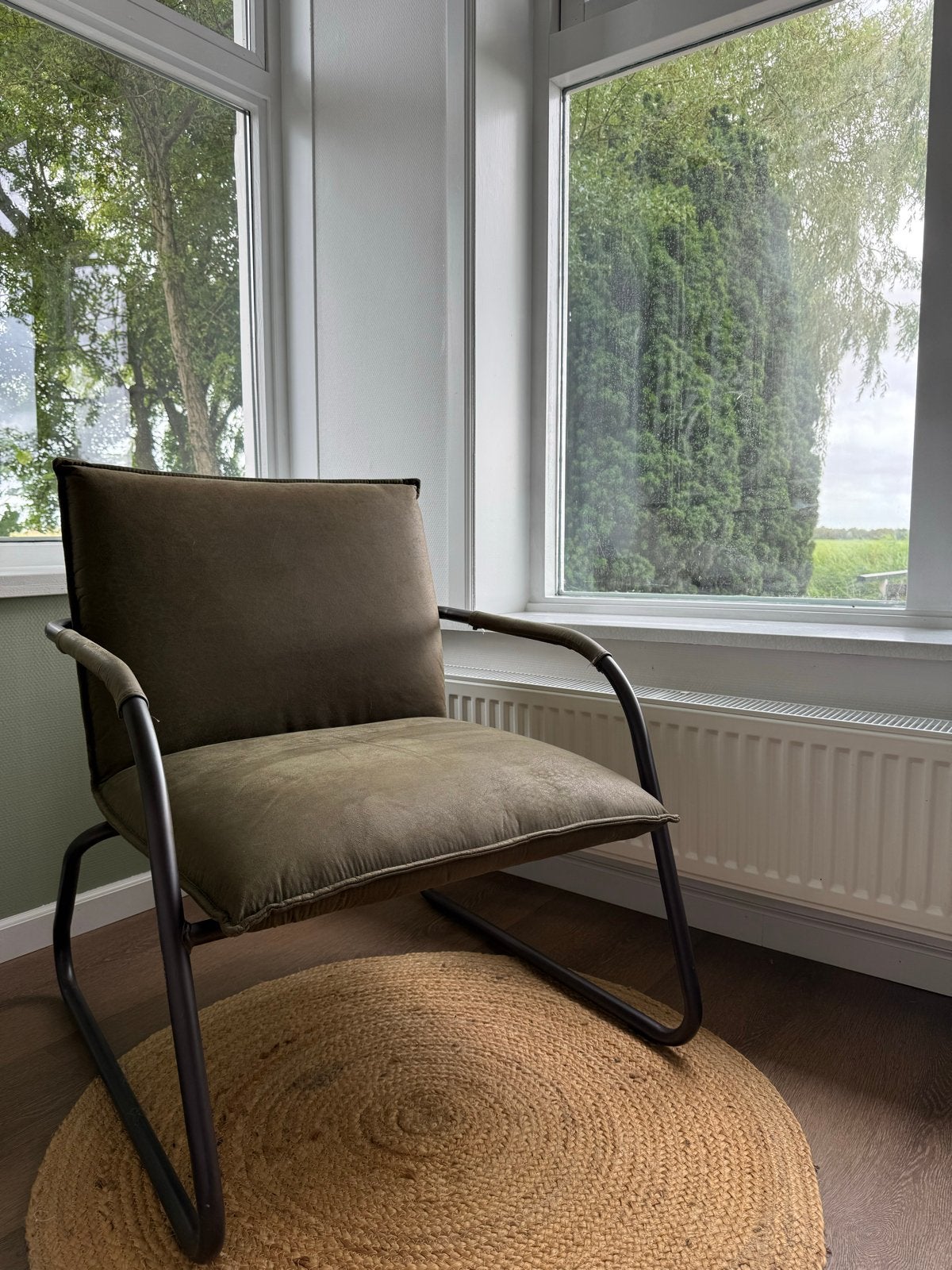 Leren fauteuil in olijfgroen met metalen frame, Huis en Inrichting, Stoelen, Ophalen, Overige kleuren, Zo goed als nieuw, Metaal