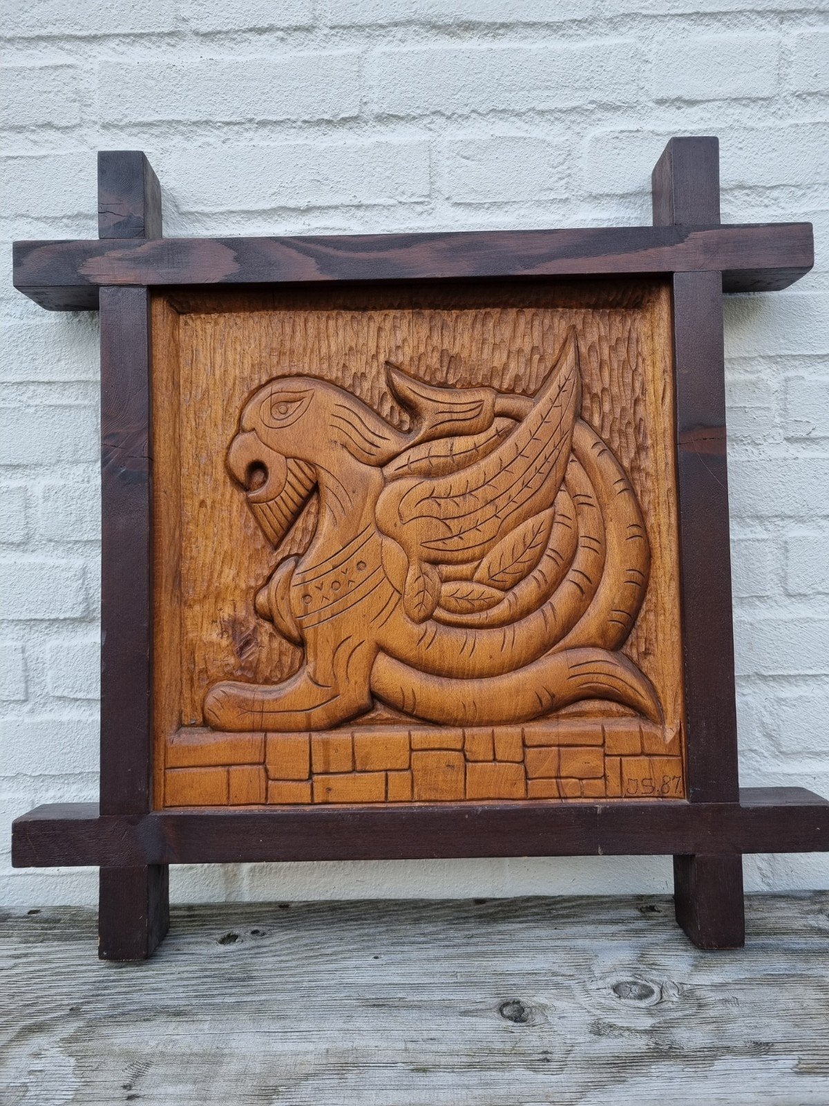 Houten wandpaneel Griffioen, half leeuw half adelaar, Huis en Inrichting, Ophalen, Gebruikt, 58 cm, 58 cm