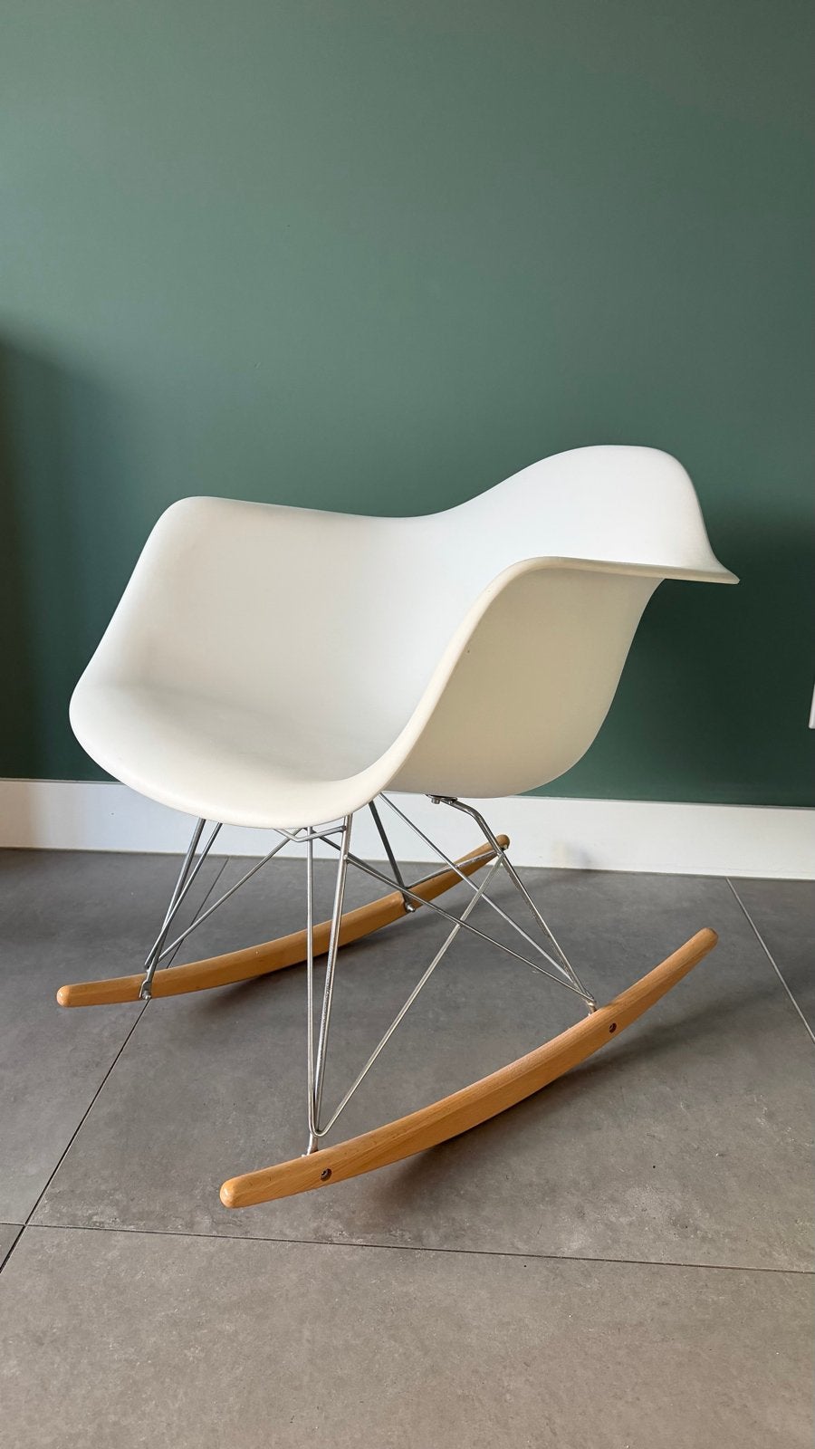 Witte schommelstoel, modern design, Huis en Inrichting, Ophalen, Kunststof, Gebruikt, Wit