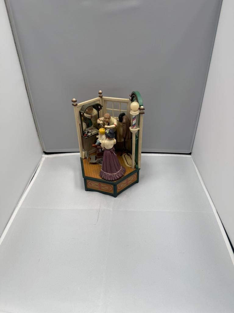 vintage Enesco muziekdoos uit 1989,  "Ye Olde Barbershop, Ophalen of Verzenden