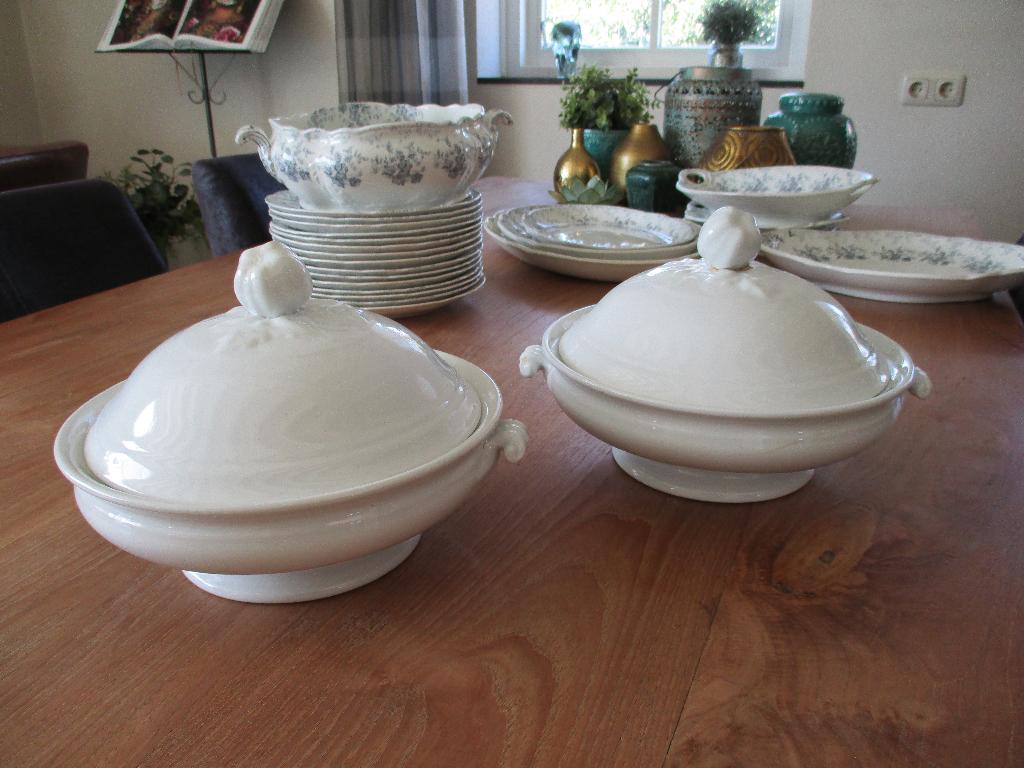 Dekschalen van Regout wit, twee stuks, Ophalen of Verzenden